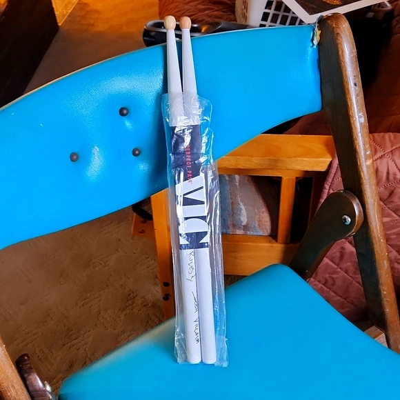 Vic signed drumsticks - Picture 1 of 3